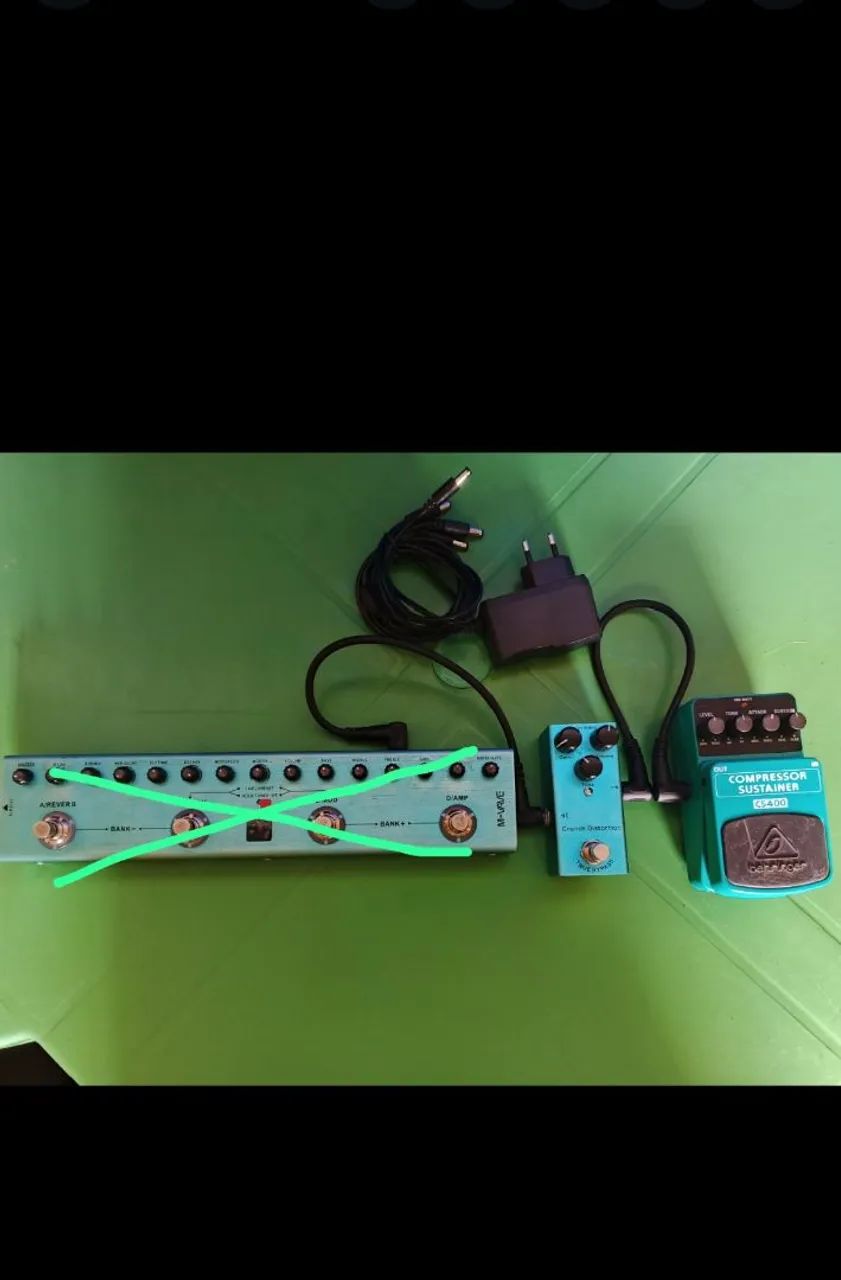 Vendo pedais de guitarra e fonte de alimentação para quatro pedais 