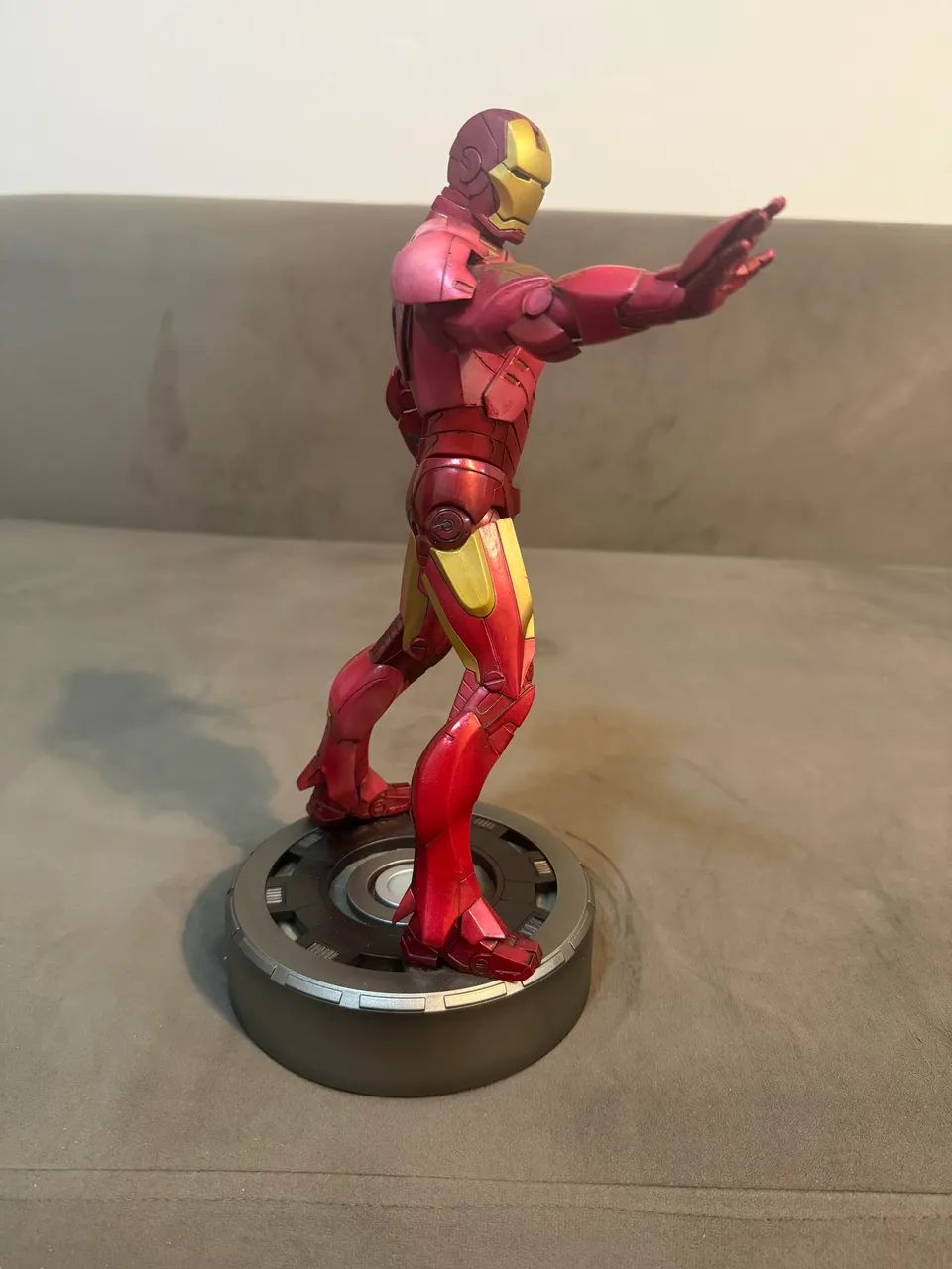 Iron Man (Homem de Ferro) - Miniatura Articulada com Base LED - Foto 4