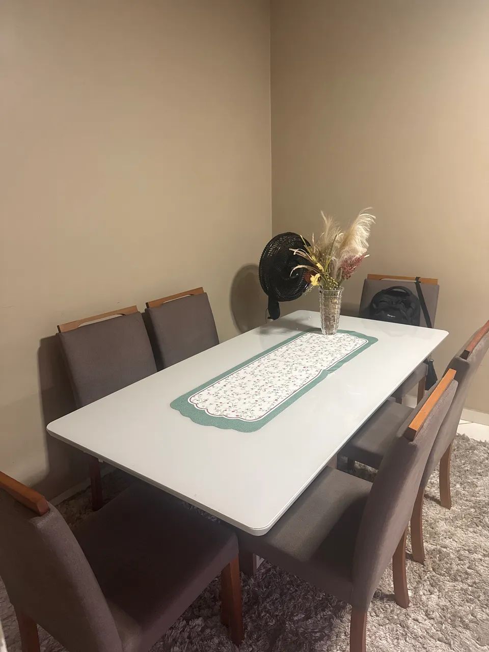 Vende-se esta mesa com 06 cadeiras. Semi nova  - Foto 2