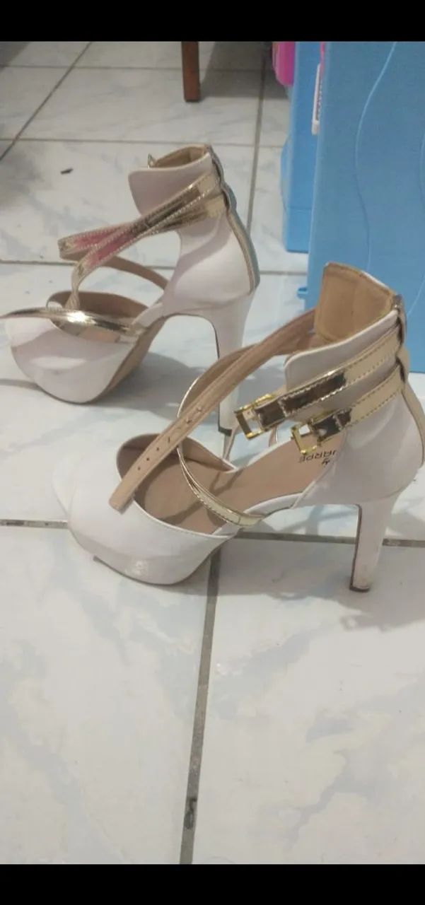 Sapato de salto branco 