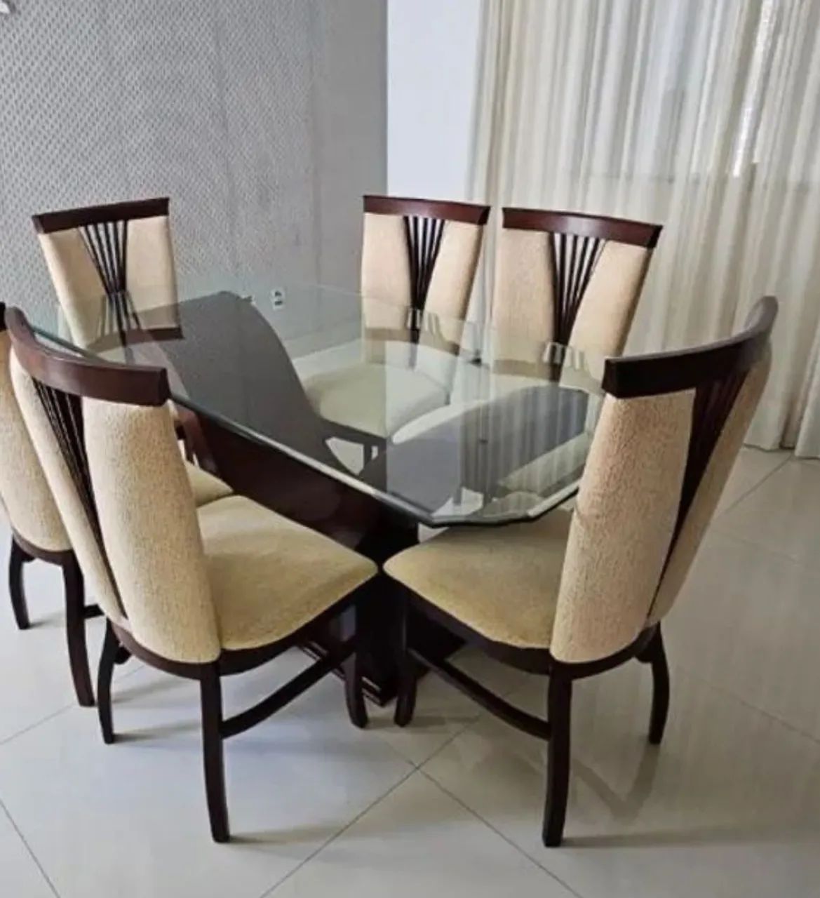Sala de jantar  6 cadeiras ,vidro da mesa esta com adesivo branco. * tem conversa 