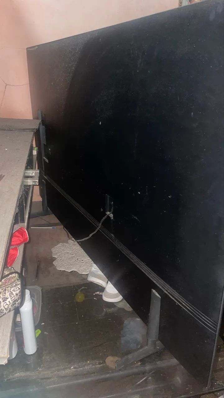 Vendo Tv Samsung 65 polegadas 4k filé funcionando tudo sem defeito e sem detalhes!! - Foto 3