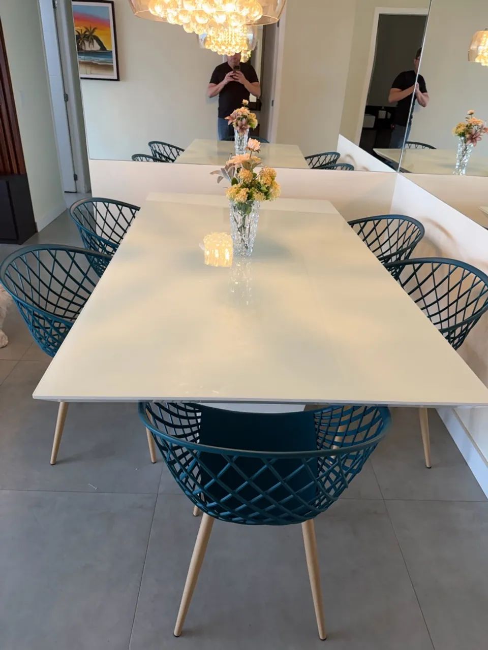 Mesa de jantar Grande com seis cadeiras.