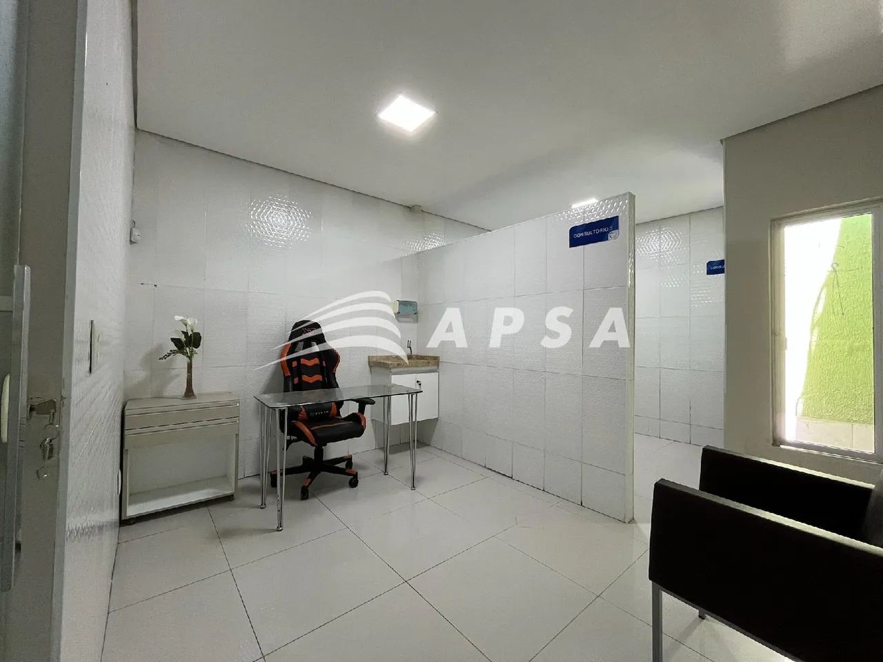 COM 17M², ESTA SALA COMERCIAL MOBILIADA OFERECE UM AMBIENTE ACOLHEDOR E FUNCIONAL PARA ATE - Foto 3