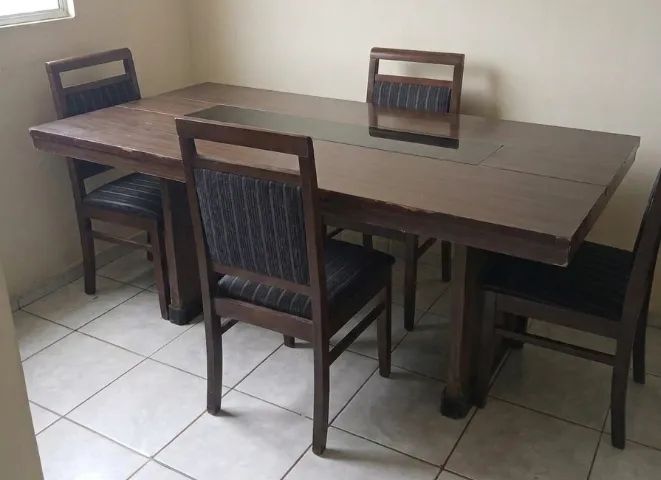 R$ 100,00 - Mesa com 4 cadeiras