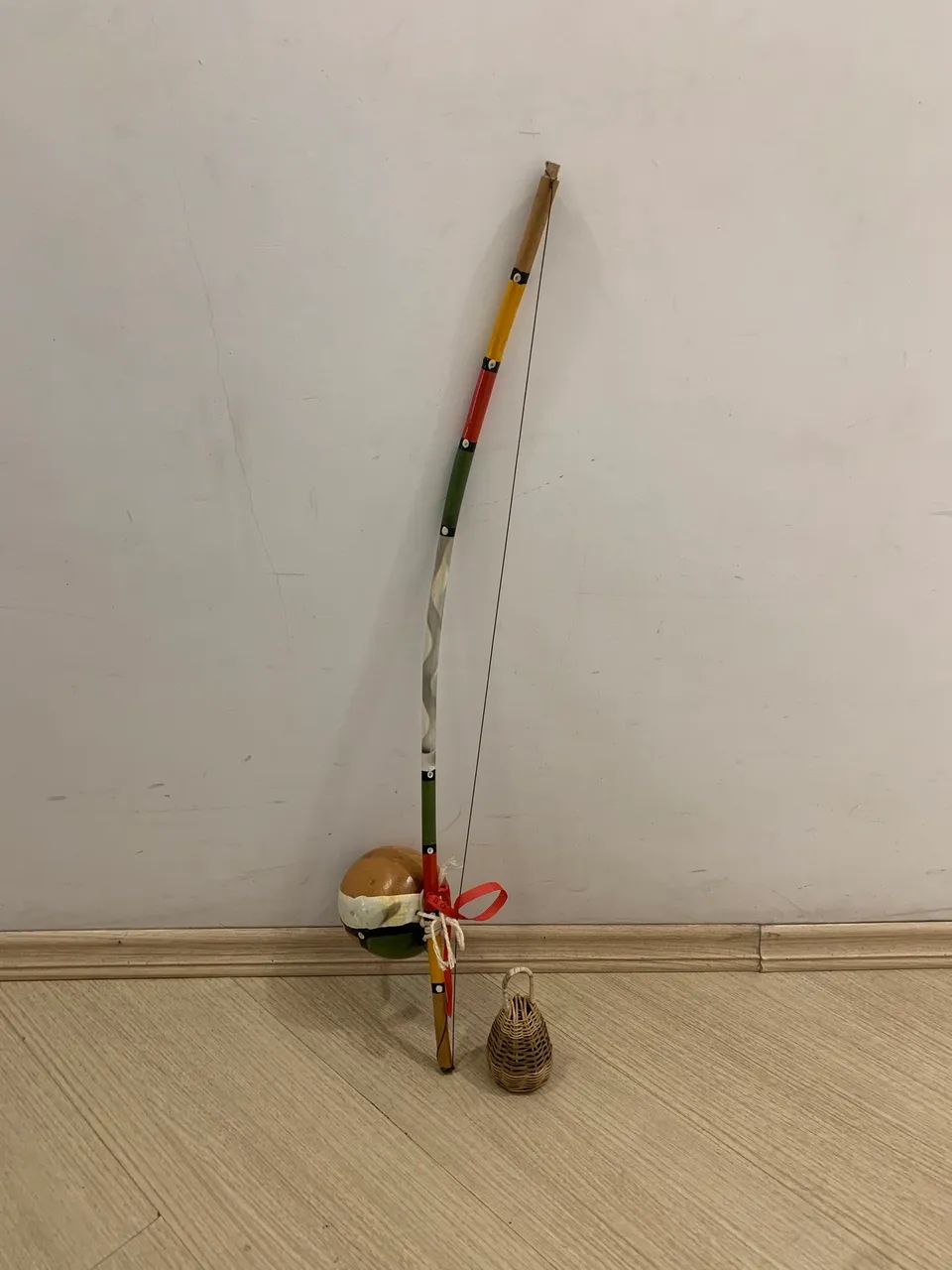 Berimbau 84cm com caxixi (de Porto Seguro)
