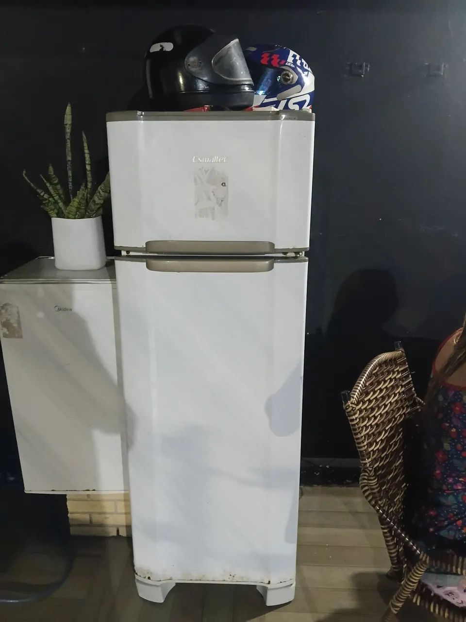 Vendo geladeira em perfeitas condições funcionando bem  - Foto 2