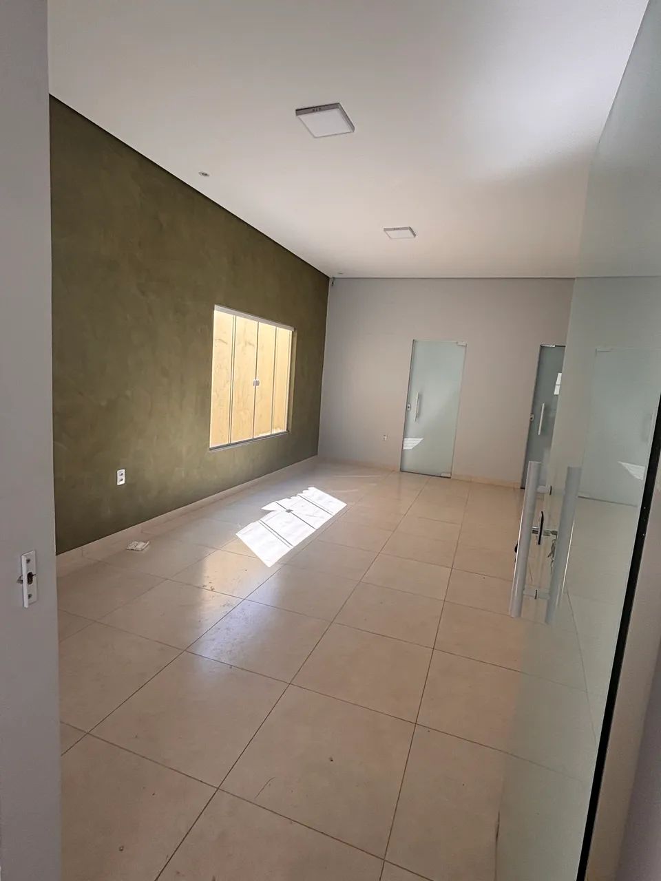 Vendo imóvel recém construído - em lote inteiro 10x25 - Foto 2