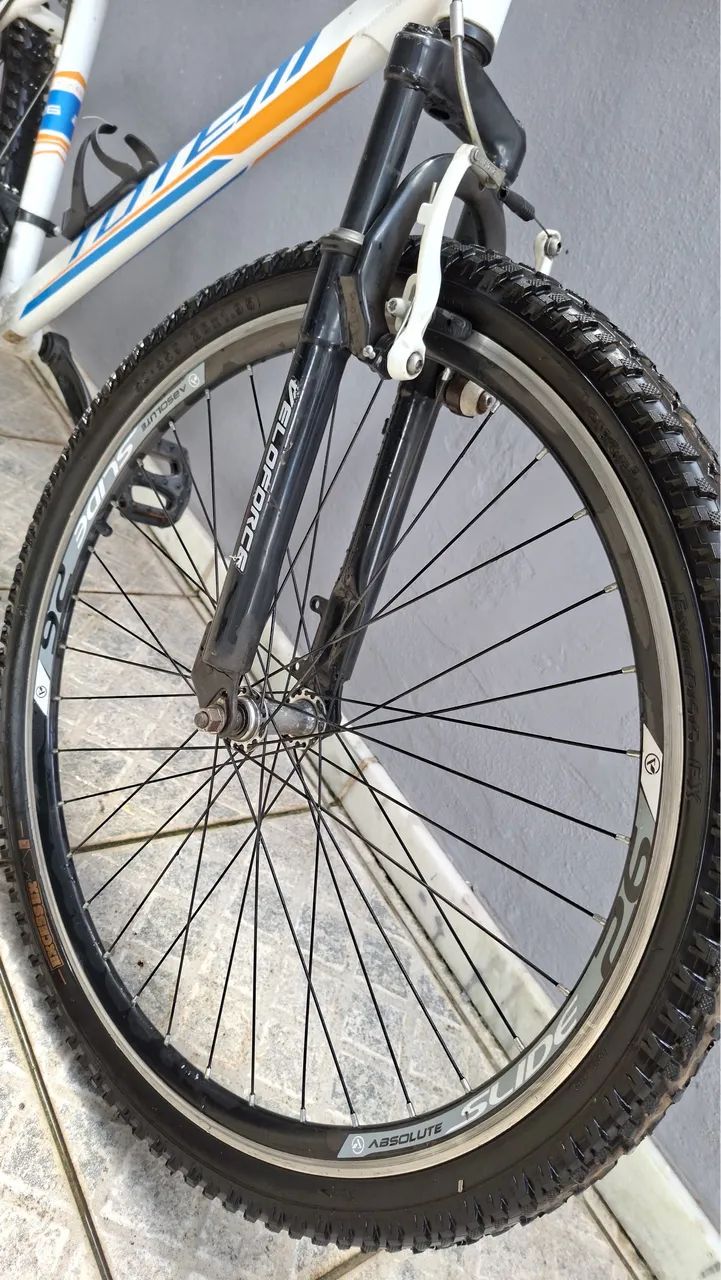  bicicleta de montanha da marca Totem, equipada com rodas de tamanho 26 polegadas.   - Foto 2