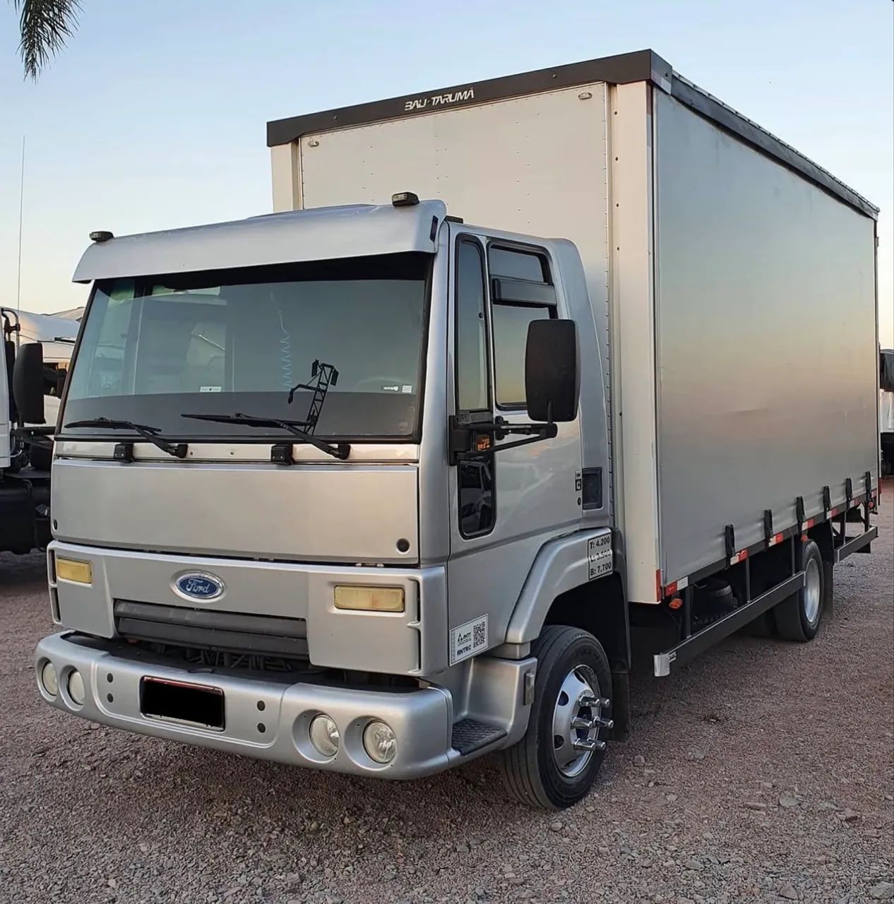 Ford Cargo 712  Baú Sider    - Foto 2