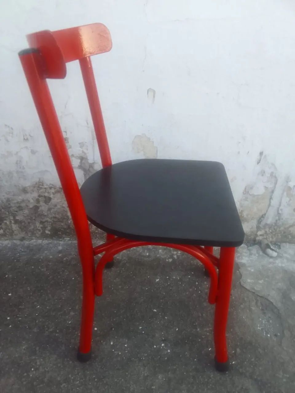 Cadeiras semi novas com Estrutura de Metal e Assento de Madeira - Foto 3