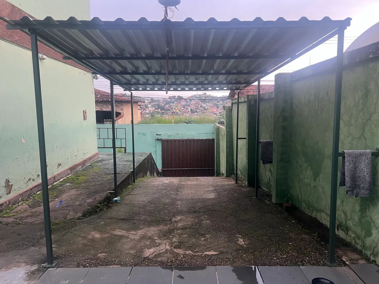 Vende-se telhado em estrutura metálica para garagem 