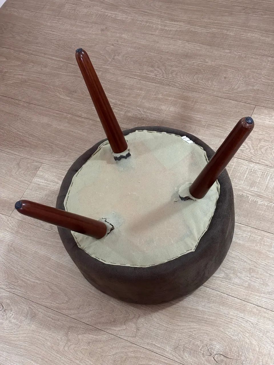 Puff redondo com pés palito - Foto 4