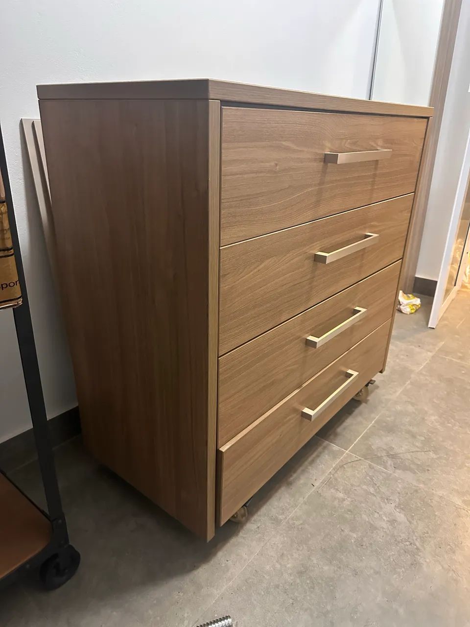 Cômoda Gaveteiro 4 Gavetas com Rodízios - 95 cm - Foto 3