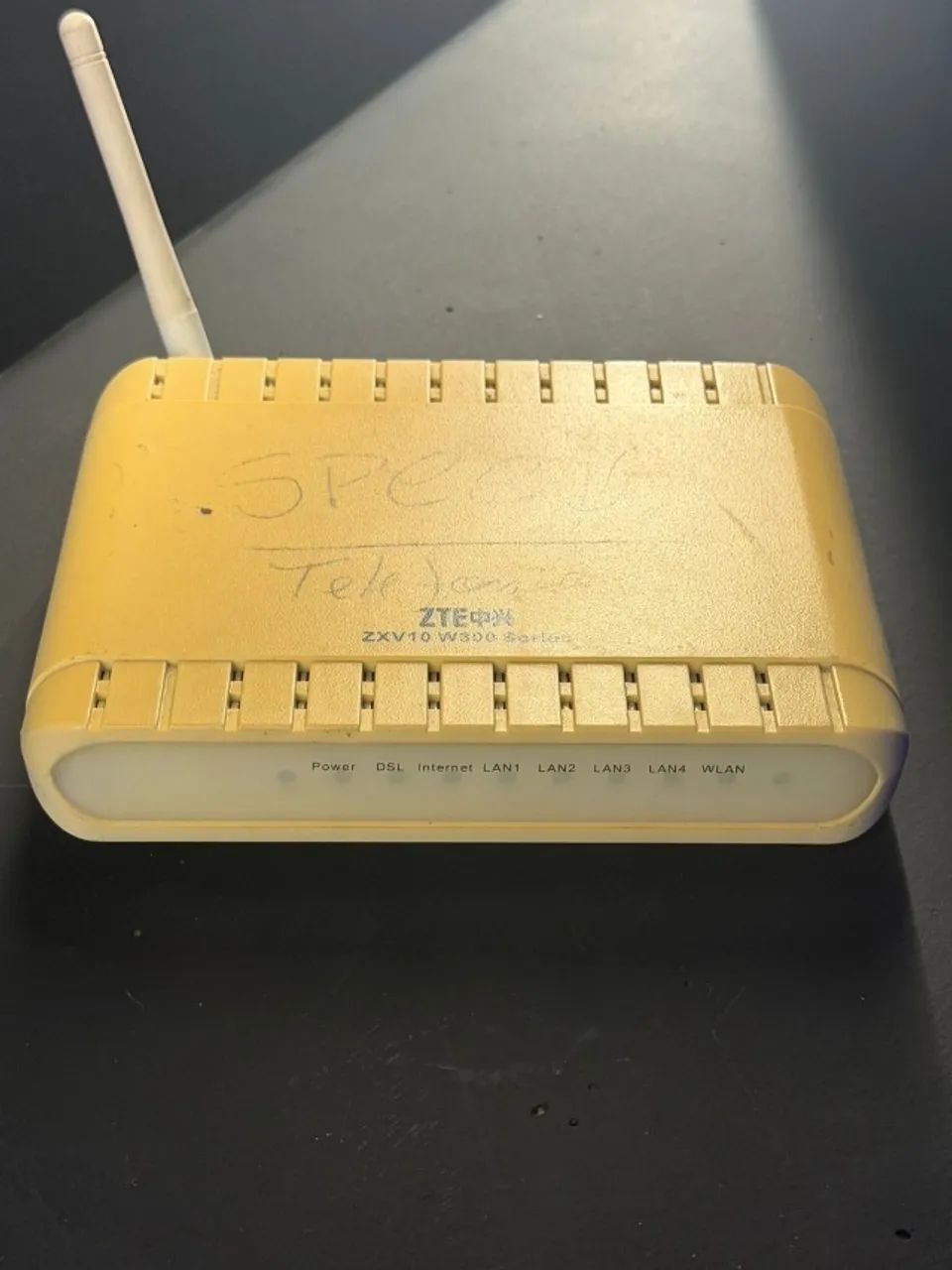Router ZTE ZXV10 W300 ADSL2+ WiFi