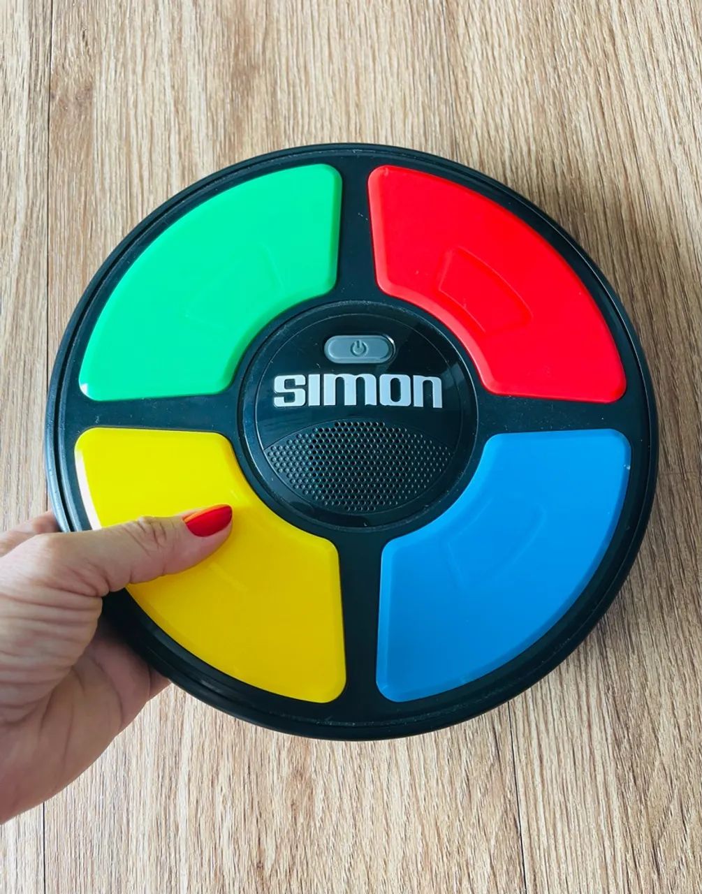 Simon. Brinquedo de memória. Eletrônico.