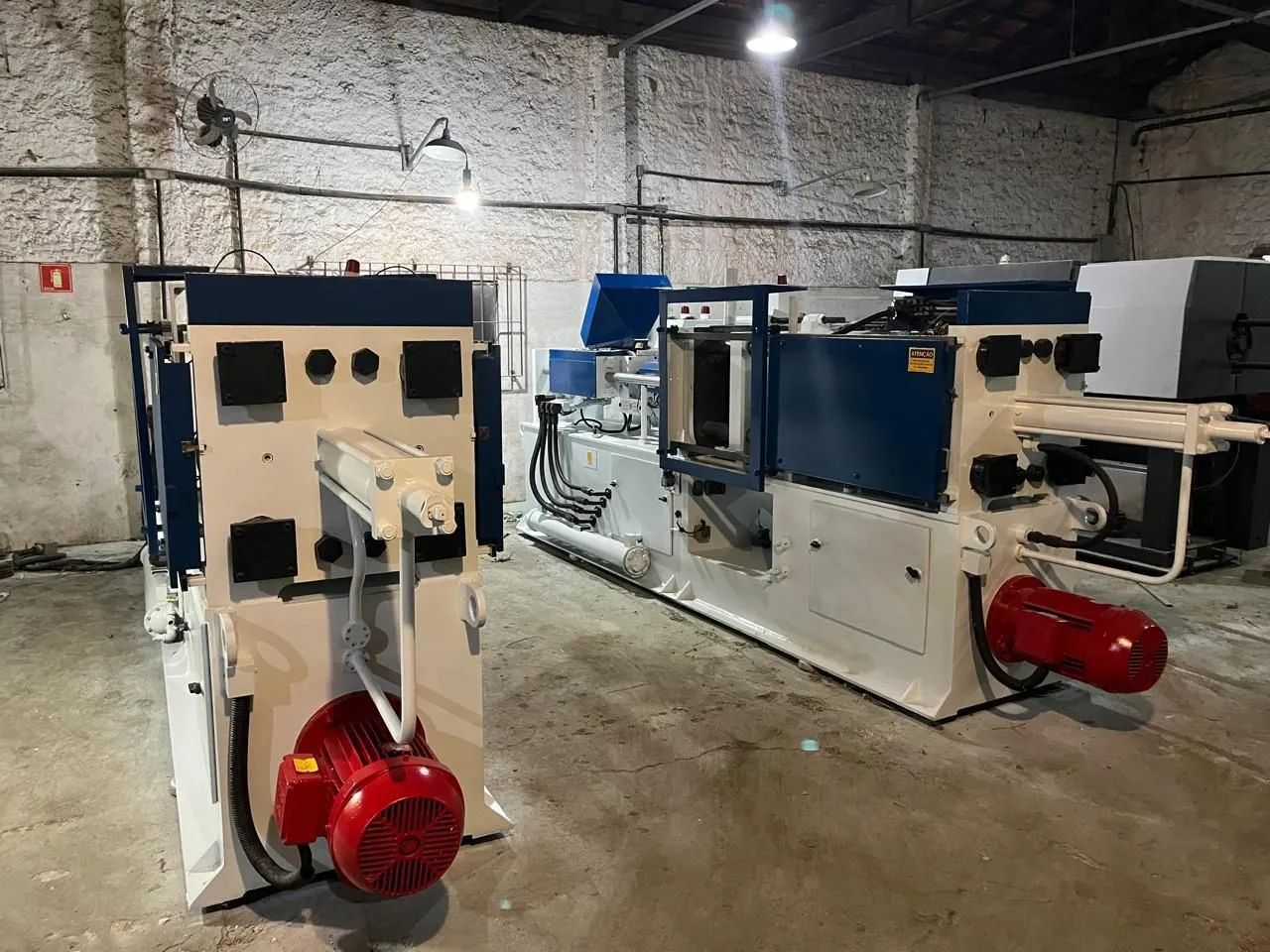 02 Injetora de plásticos equipamentos duas unidades( cada ) 30 mil  reais,semi novo .  - Foto 5