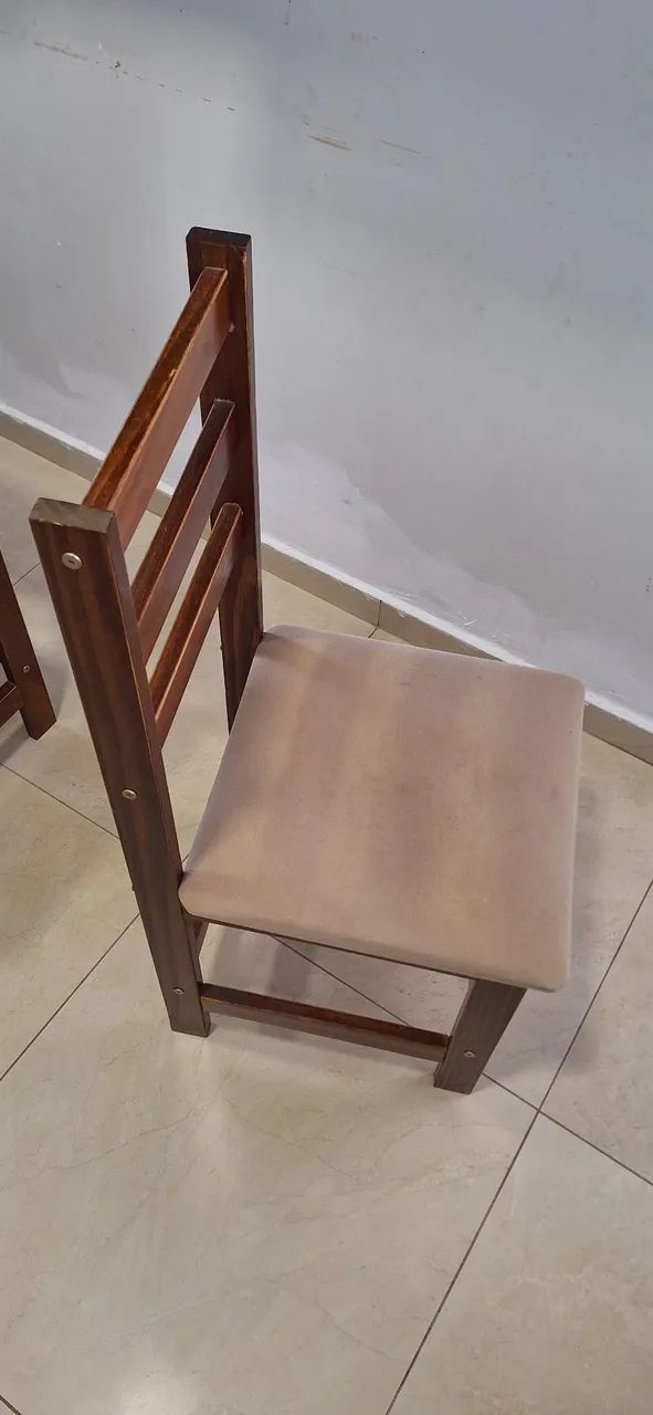 Vendo mesa com 4 cadeiras 