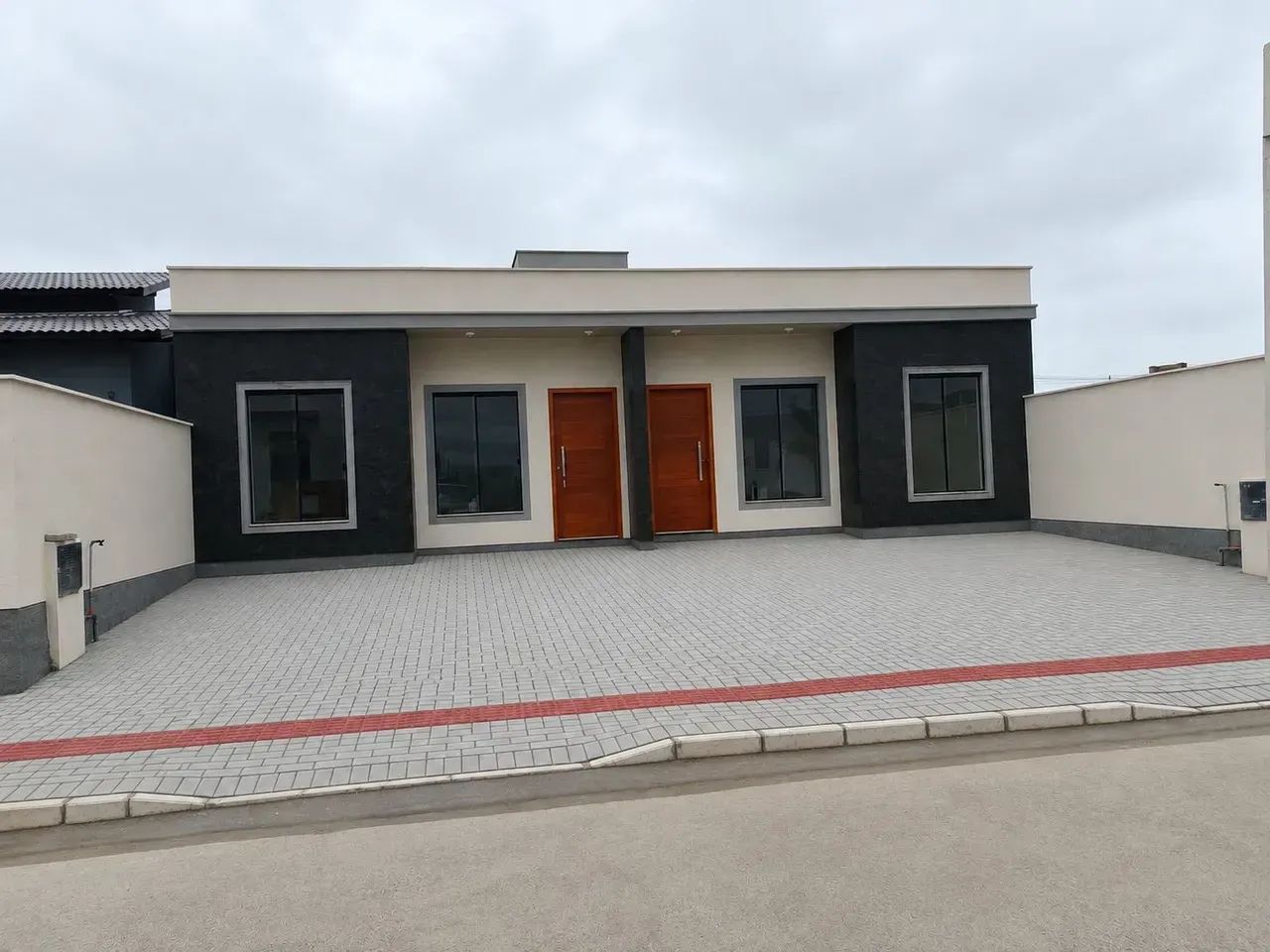 Casa nova com suíte, quintal privativo e 2 vagas em Tubarão