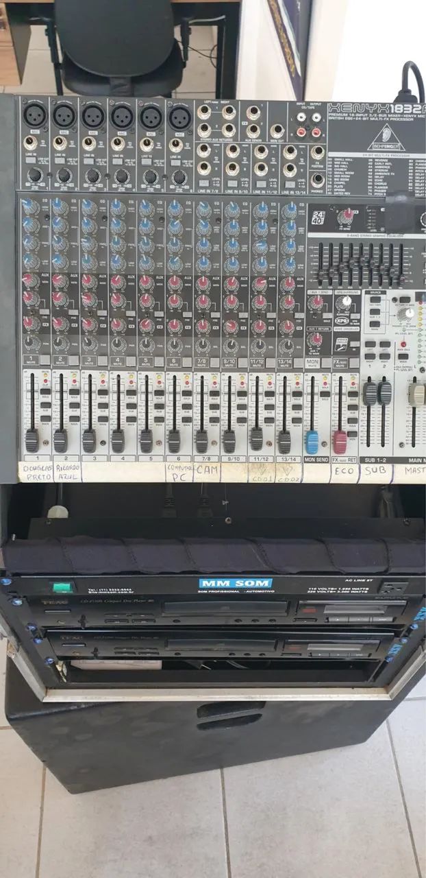 Mesa de som Xenyx 1832fx + CD + Rack