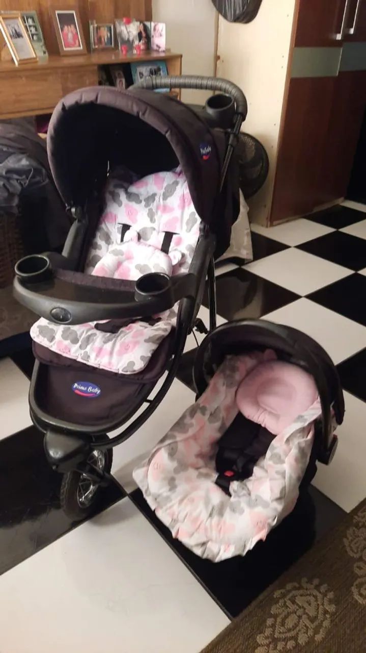 Carrinho para bebê com bebê conforto 