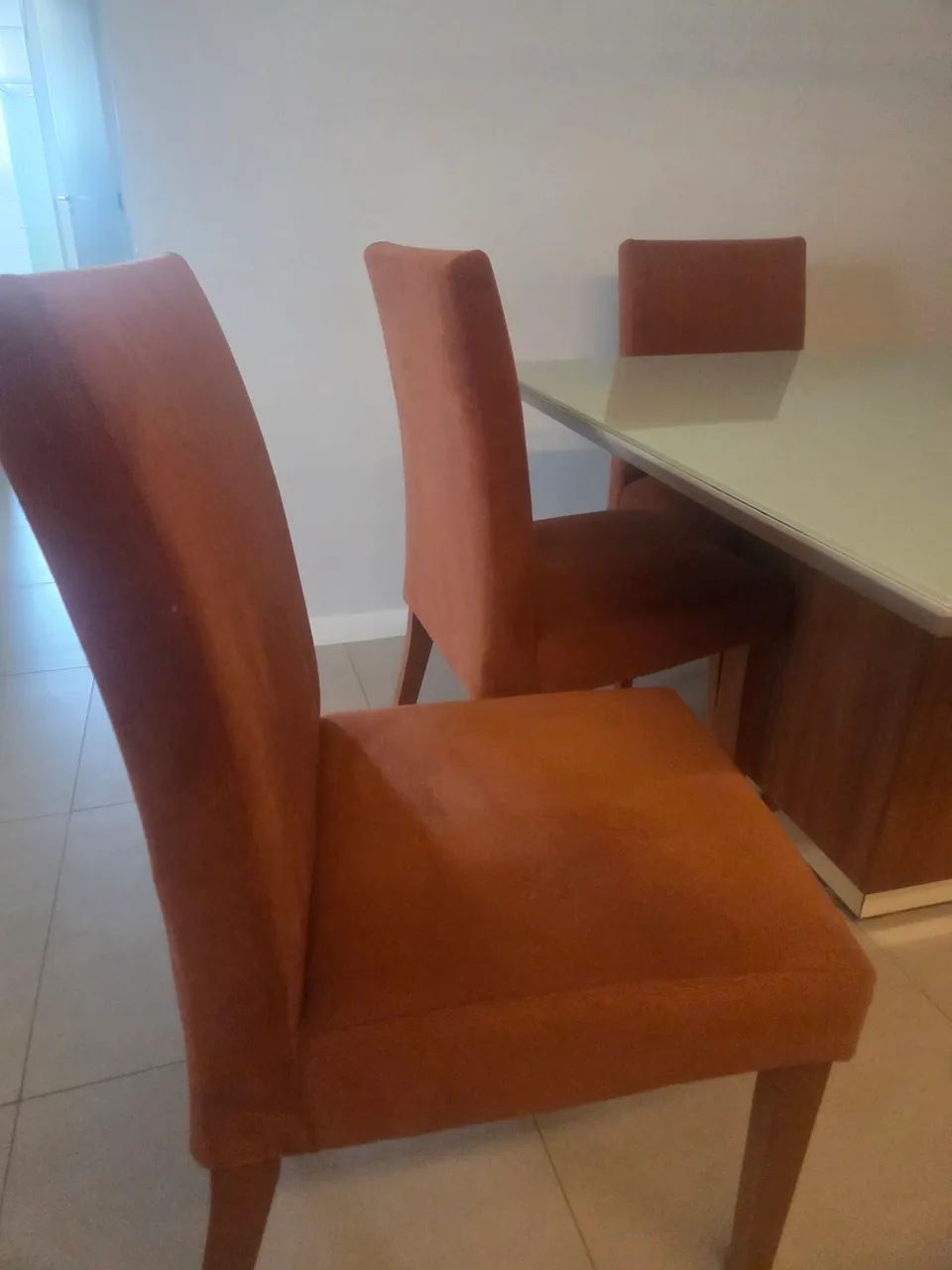 Mesa de Jantar com Tampo de Vidro e Cadeiras - Moderna e Elegante - Foto 4