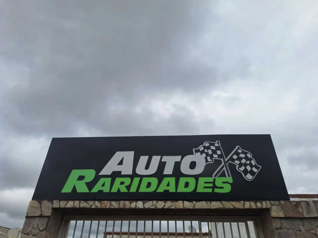 Vendo placa ACM medindo 4x1.50