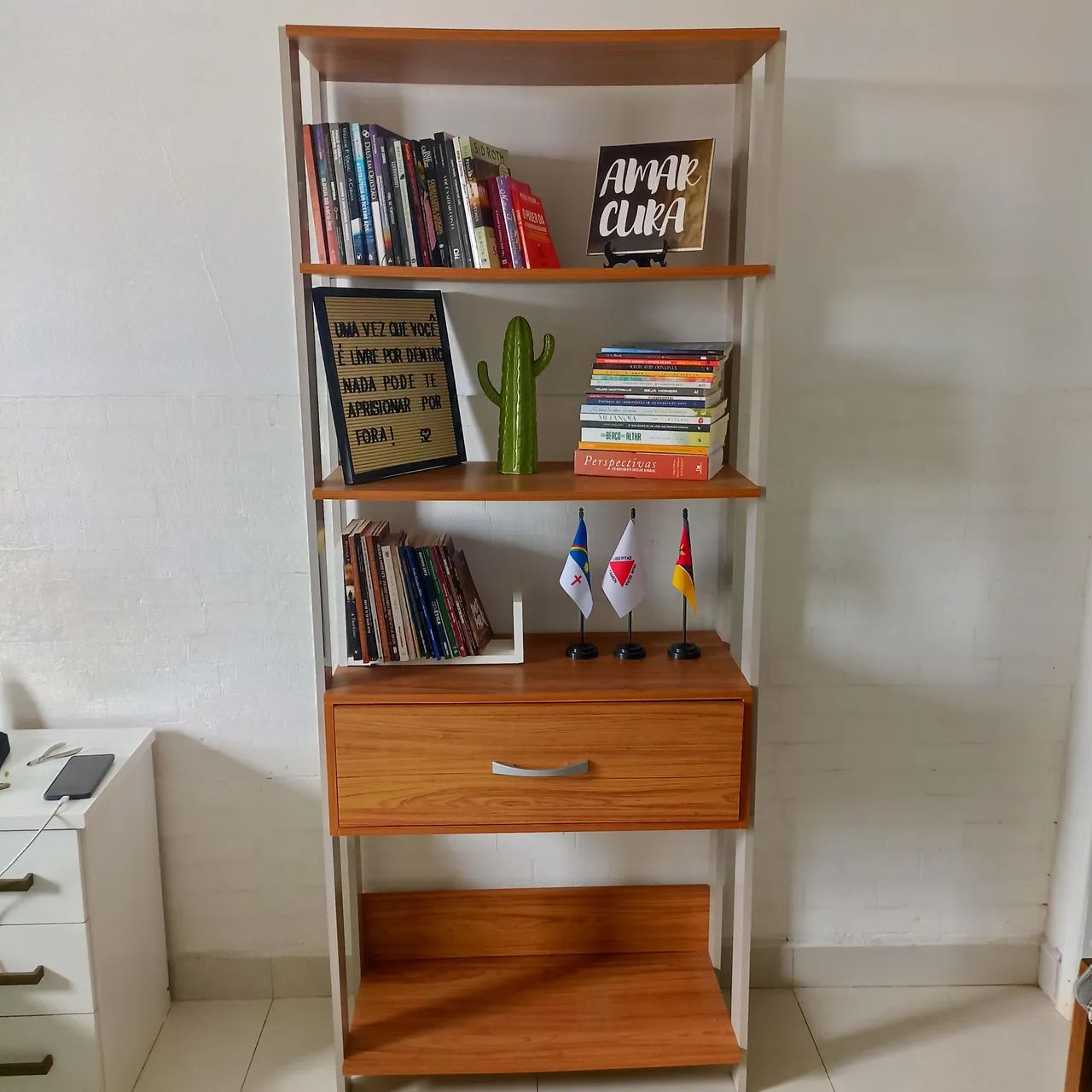 Estante Livreiro Com 4 prateleiras e 1 gaveta