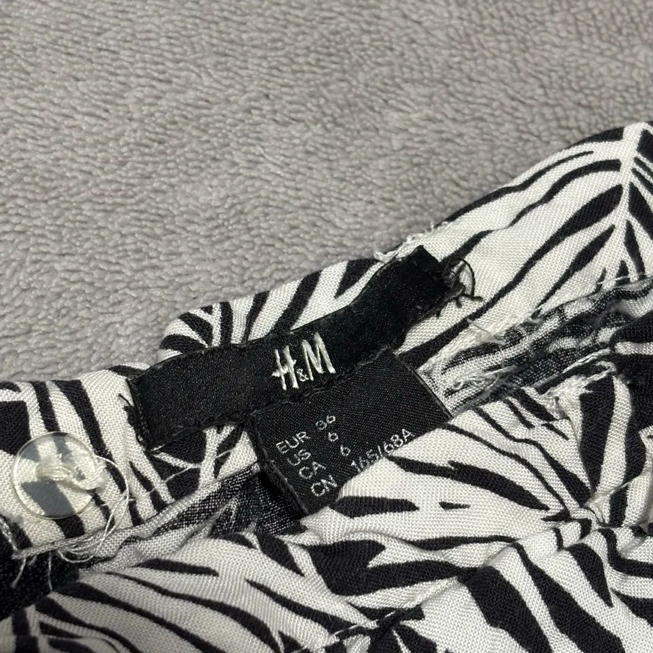 Saia Praiana Preta e Branca H&M - Foto 2
