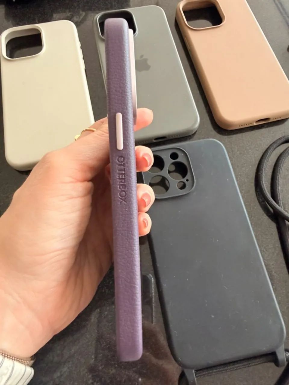 Capa para iPhone 15 Pro Max - roxa - marca Otterbox - proteção resistente anti-quedas - Foto 3