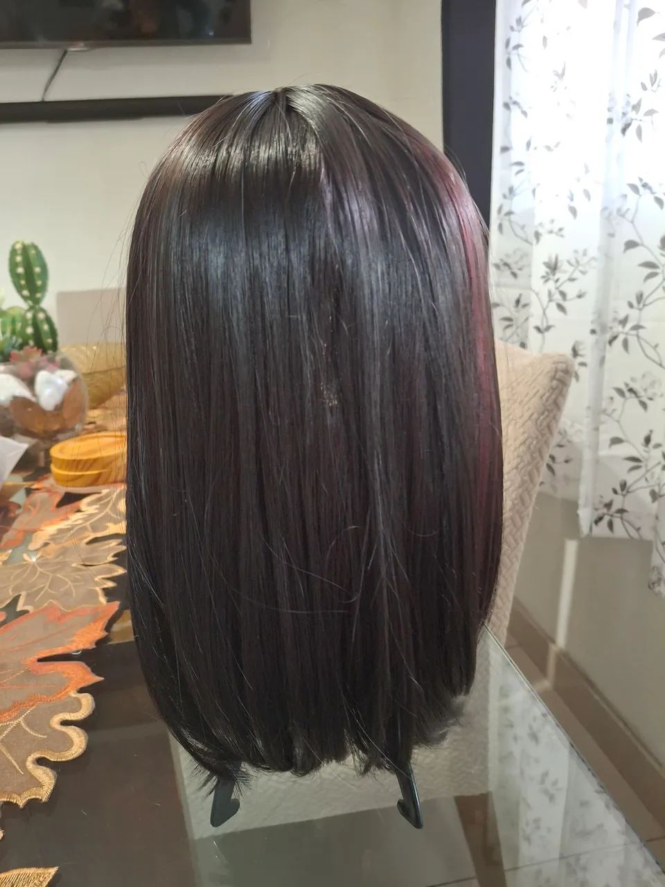 PERUCA CHANEL COM FRANJA E MECHAS MARSALA