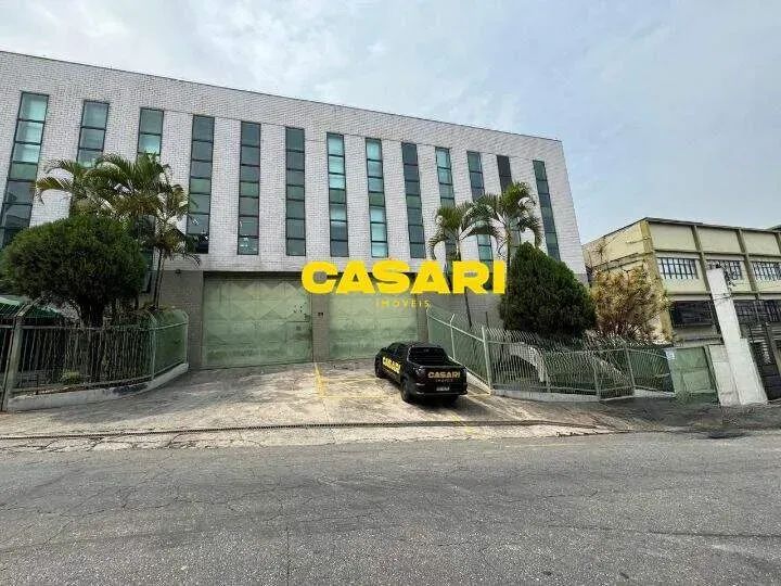 Galpão à Venda com Prédio Comercial e Estacionamento no Taboão - 3.890m² - São Bernardo do