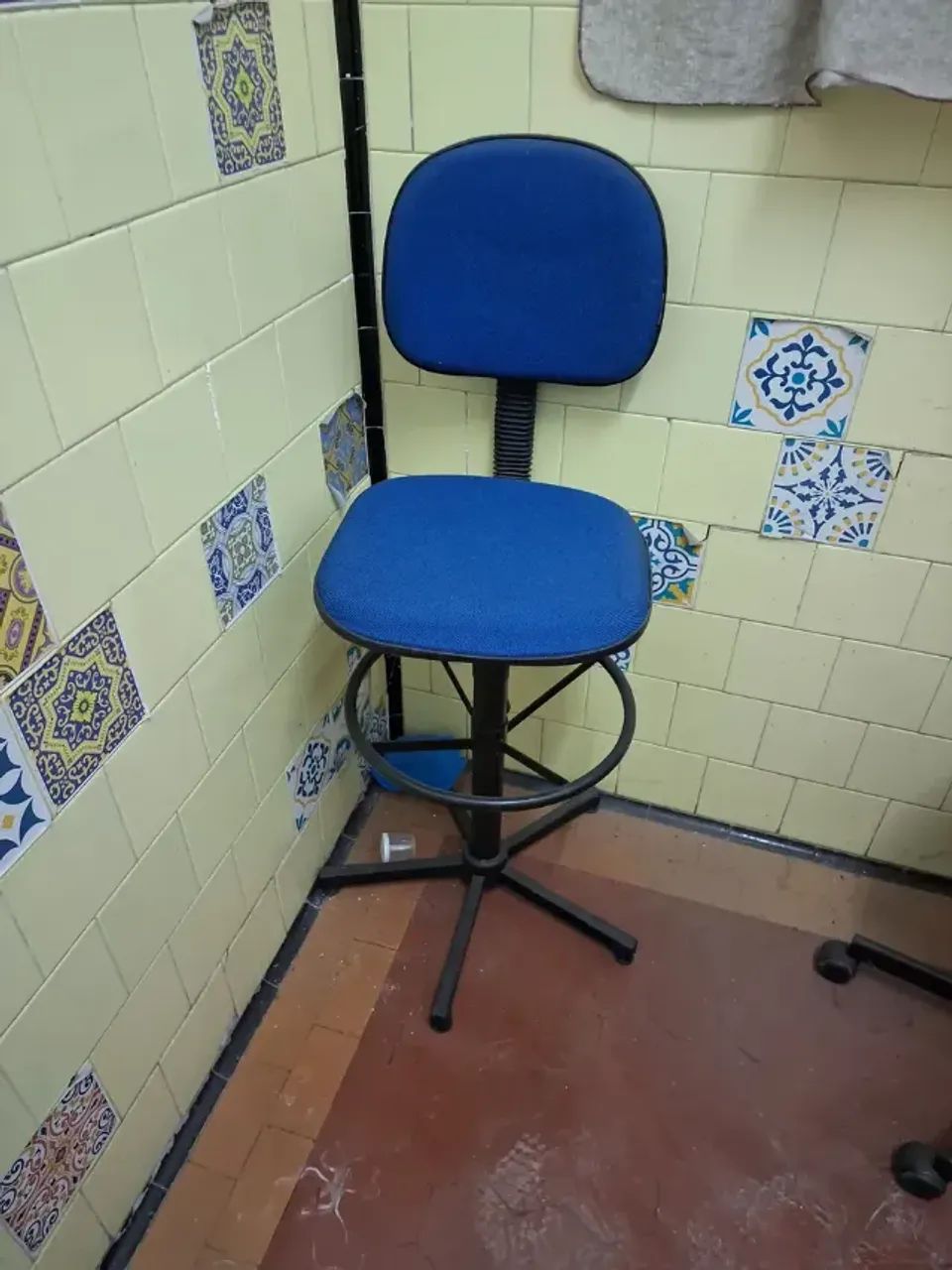 Cadeira Caixa Com Aro Para Pés E Rodas, Azul - Foto 2