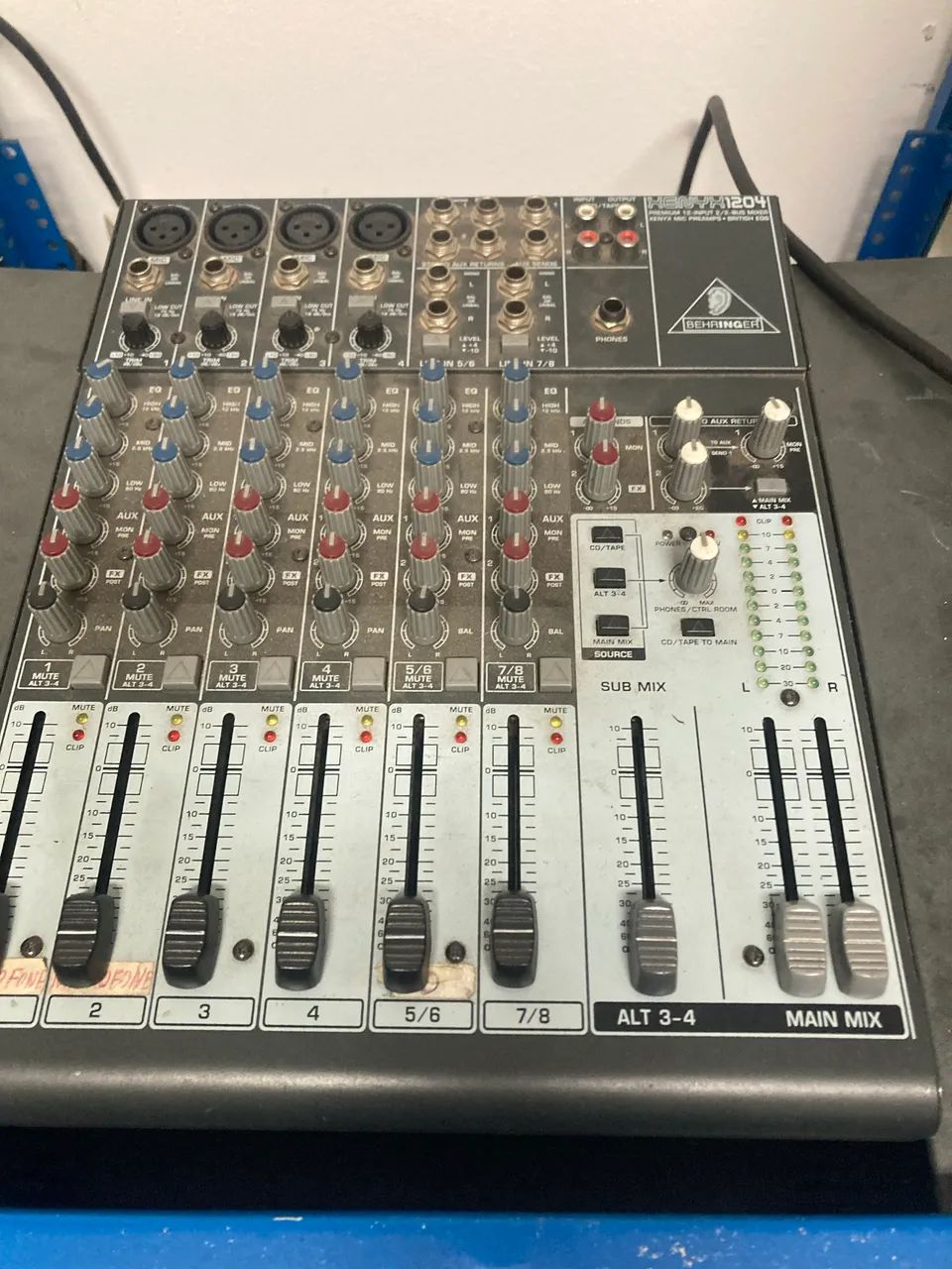 Mesa de som 4 canais Behringer 
