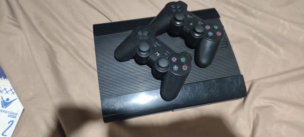 Ps3 slim destravado com dois controles e vários jogos e lojas - Foto 2