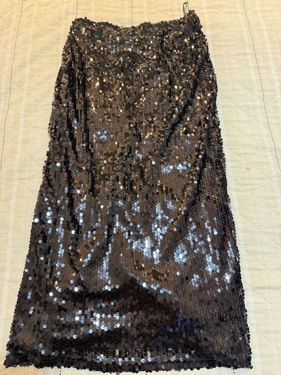 Saia midi em paete preto 