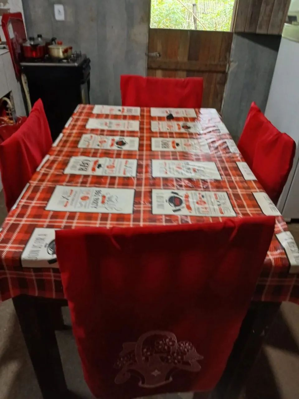 Mesa com 4 cadeiras tudo de madeira