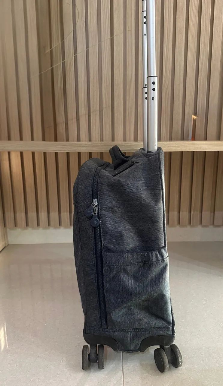 Mochila Kipling Com Rodinhas Mese Cinza  - Foto 2