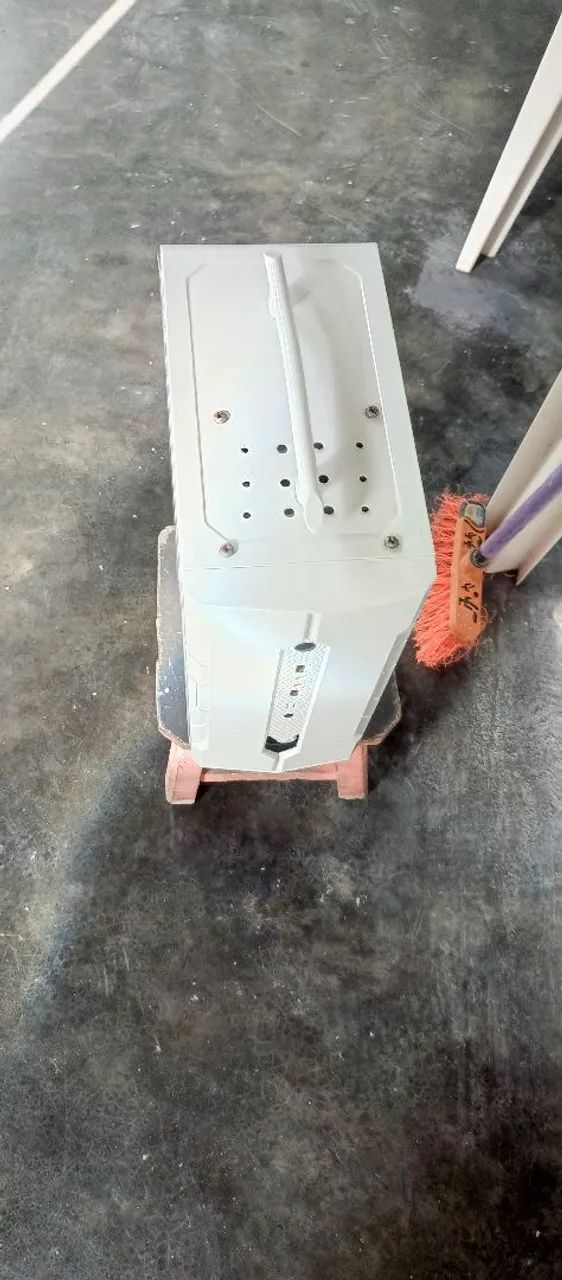 Gabinete com mouse e teclado 
