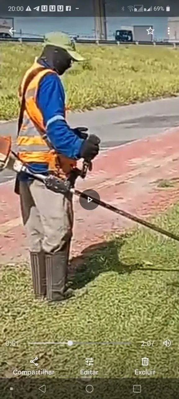 Serviço de roçagen e corte de grama e podas