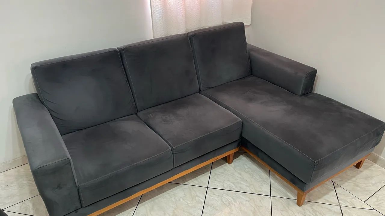 Sofá 3 lugares com chaise cinza 