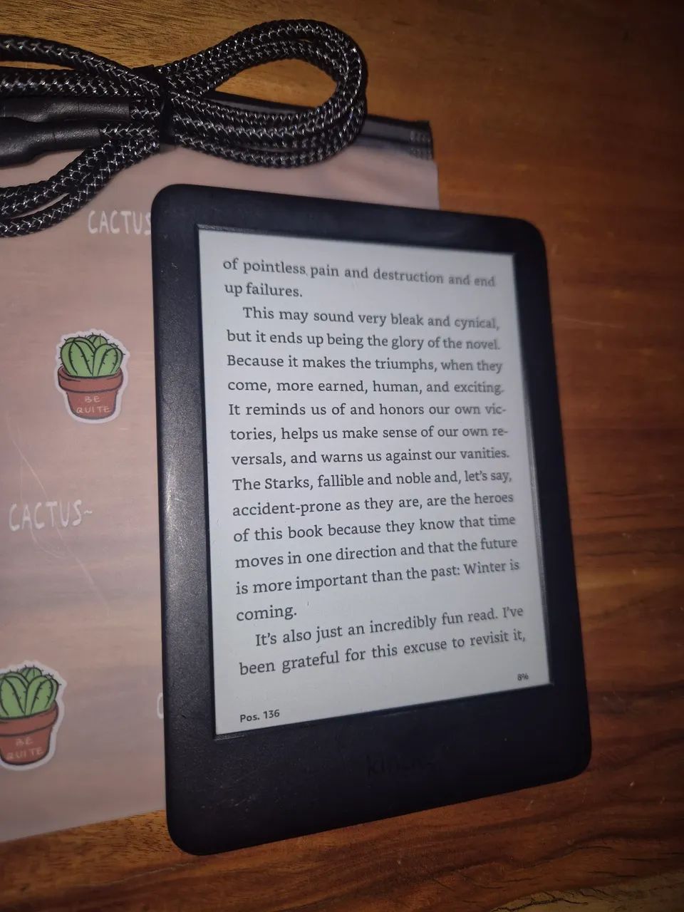 Kindle 10 Geração Funciona Perfeitamente. Tem marcas de uso e um trinco no canto da carcaç - Foto 2