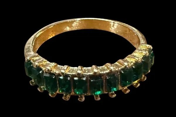 Anel dourado com pedras verde baguetes - Foto 3