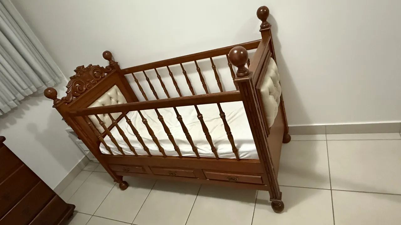 Berço de madeira maciça clássico 