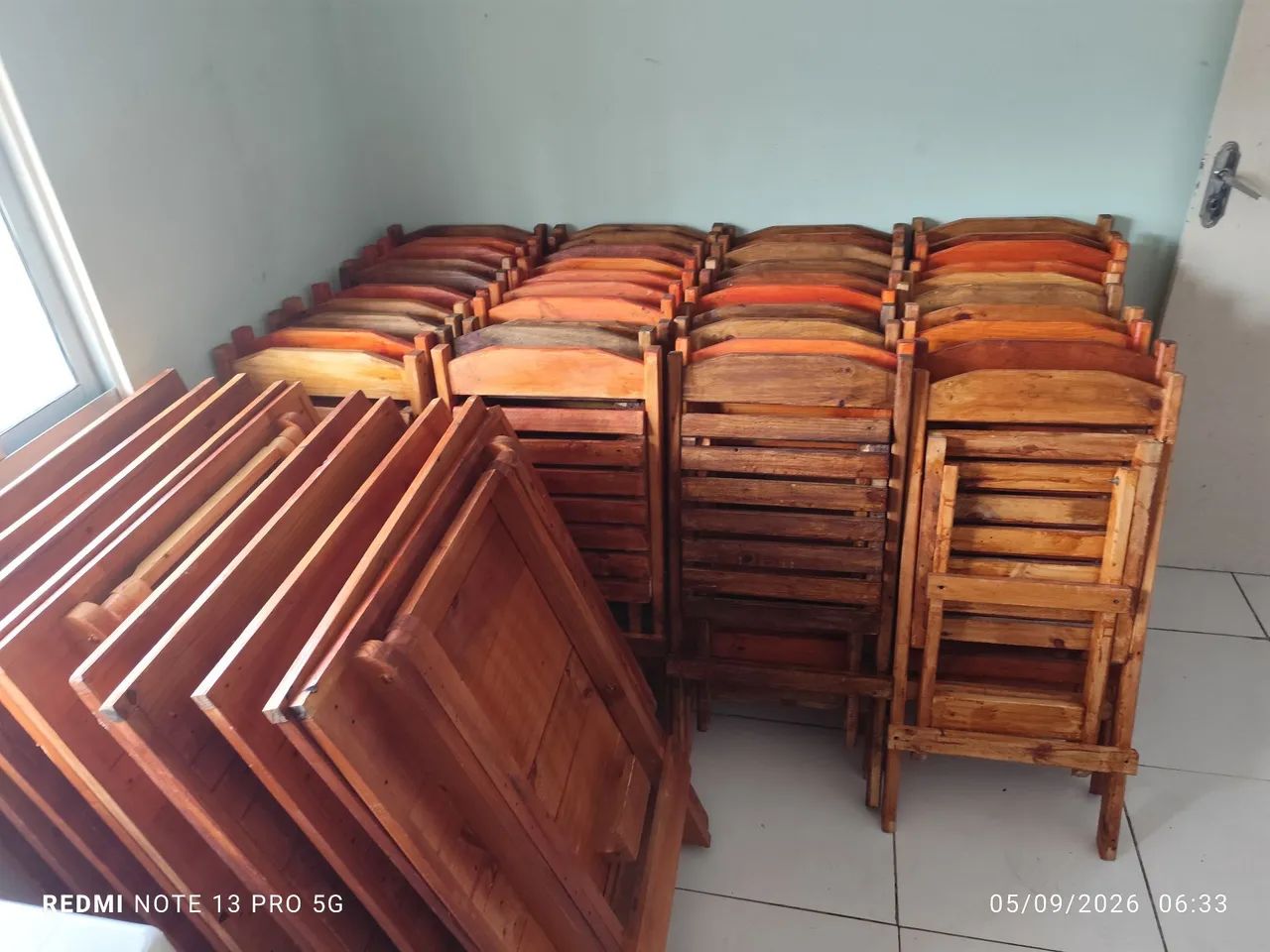 Mesa com cadeira bares e restaurante. 