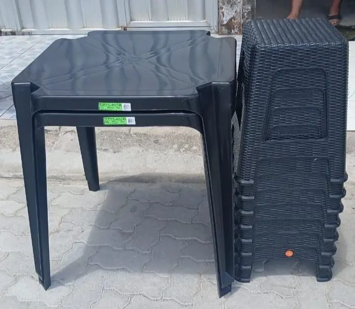 CONJUNTO DE MESA E CADEIRA DE PLÁSTICO  - Foto 2
