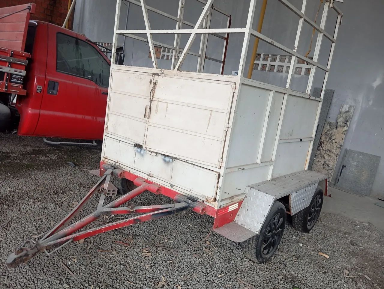 Vende-se carrocinha 2 eixos emplacada  - Foto 4