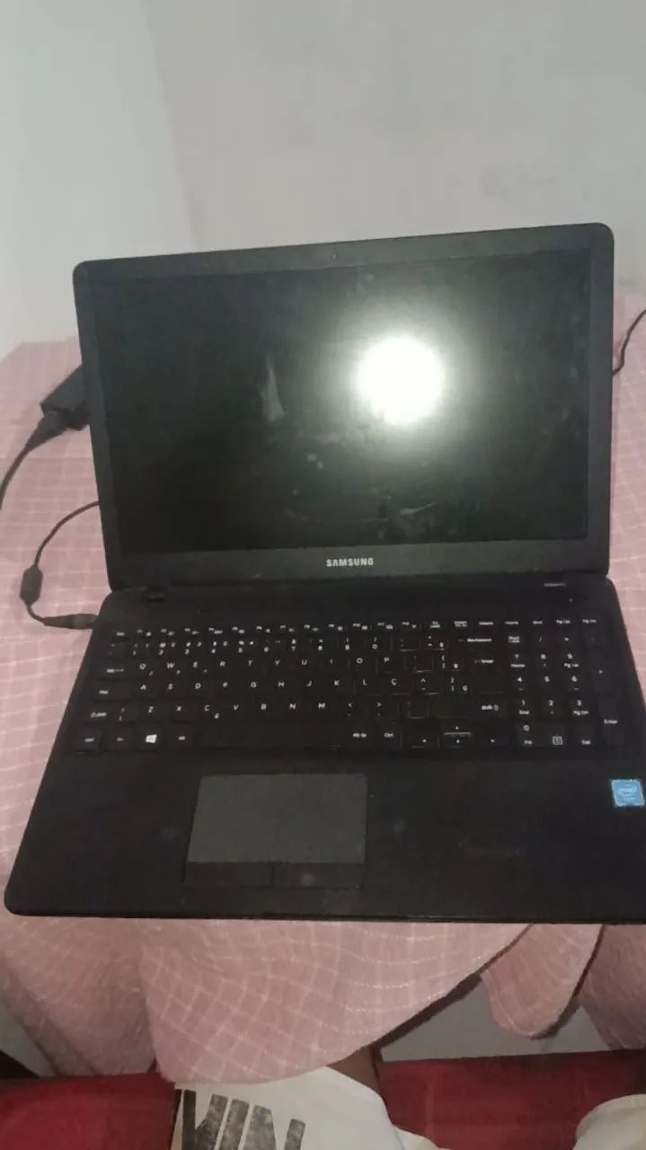 Vende-se ou troca Notebook Samsung  para conserto ou retirada de peças 