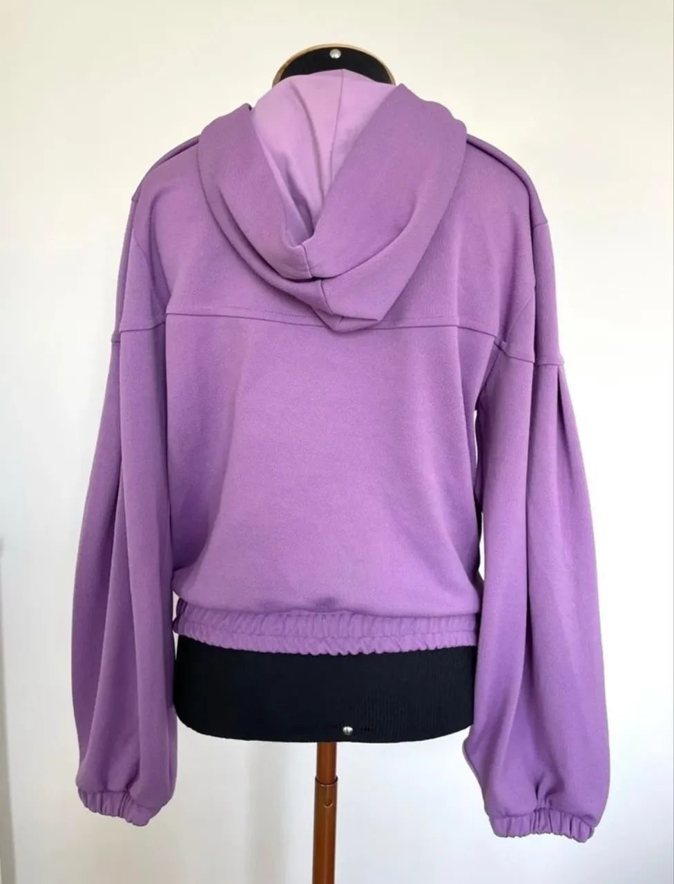 Blusa tam G lilás com capuz e bolsos frontais - Foto 3
