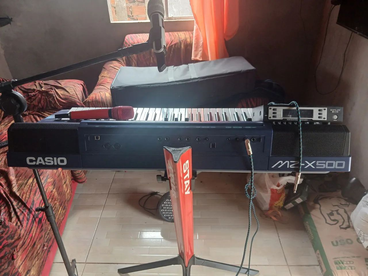 Teclado musical e assessórios 